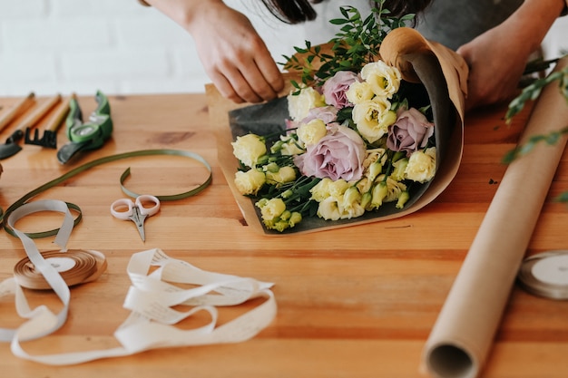 Mulher florista recolhe bouquet decora diferentes flores