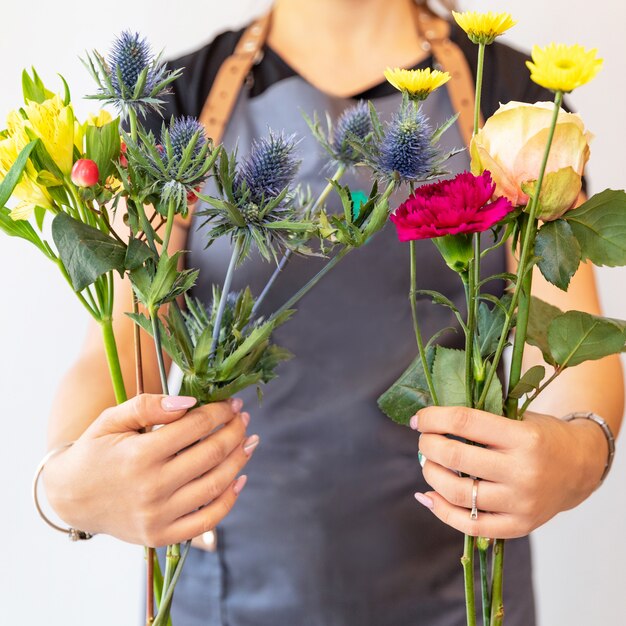 Mulher florista segurando flores diferentes