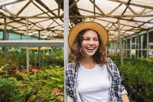 Mulher florista trabalhando em estufa sobre plantas