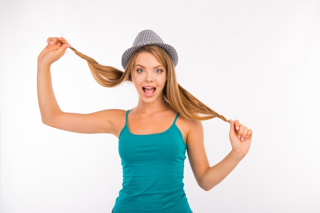 Mulher fofa e engraçada brincando com o cabelo