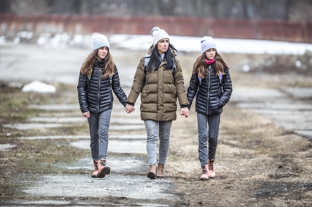 Mulher foge do conflito com a Rússia com dois filhos em um ambiente abandonado
