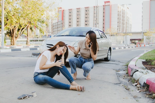 Mulher foi atropelada ao atravessar a via ferida e o motorista usou smartphone para pedir ajuda.