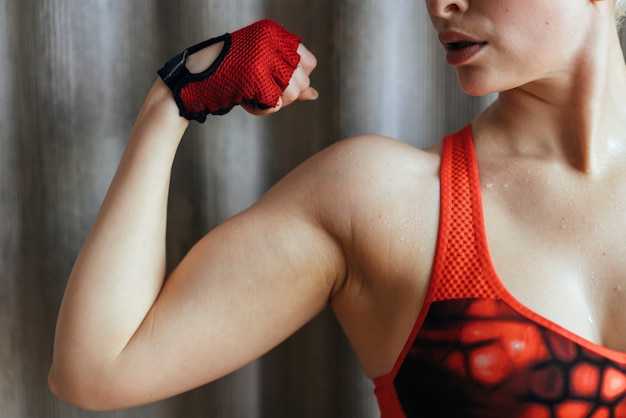 Mulher forte atleta esticando os bíceps do braço mulher poderosa saudável conceito mulher feminista