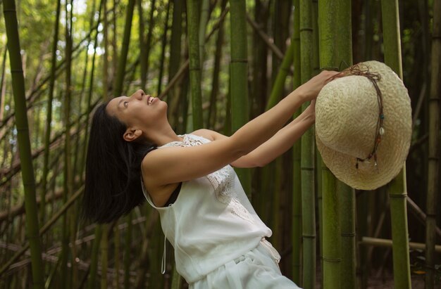 mulher fotografada em um canavial