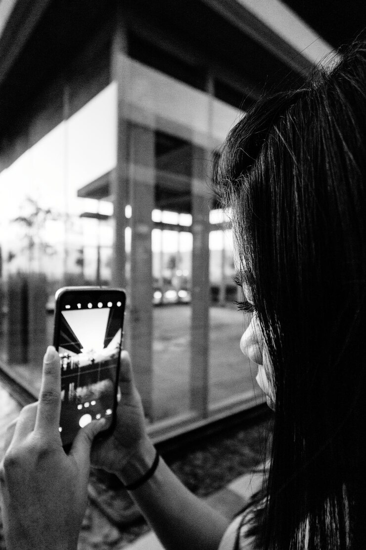 Foto mulher fotografando através de telefone inteligente