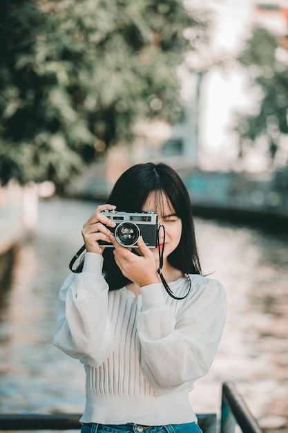 Mulher fotografando com câmera