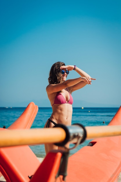 Mulher fotografando o mar contra o céu limpo
