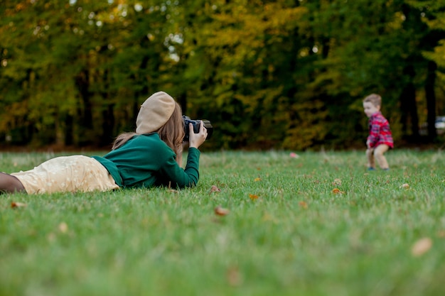 Mulher fotografando uma criança