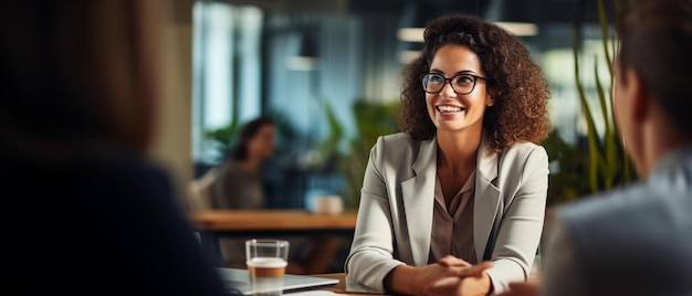 Foto mulher freelancer discutindo com colegas sobre a estratégia de arranque no local de trabalho