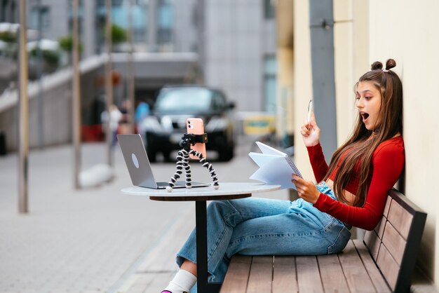 Mulher freelancer em um café de verão fazendo trabalho remoto