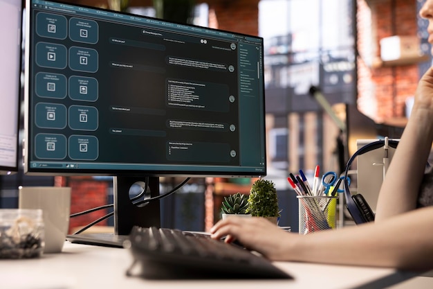 Mulher freelancer emprega assistente de IA on-line para automatizar a geração de texto