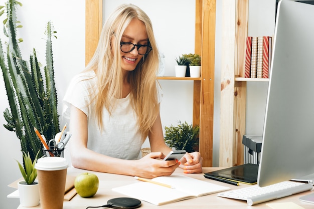 Mulher freelancer trabalhando em casa, trabalho on-line, escritório em casa.