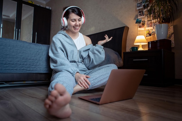 Mulher freelancer trabalhando no laptop em casa sentada no chão