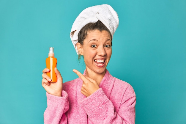 Mulher fresca e feliz segurando loção protetor solar