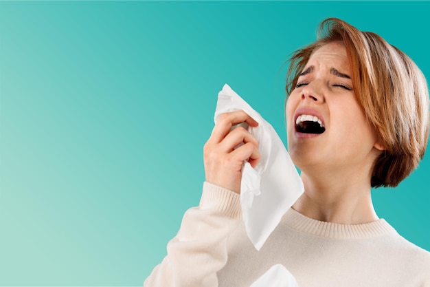 Mulher fria segurando lenço assoando o nariz