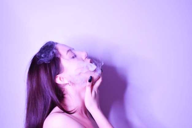 mulher fumando por trás