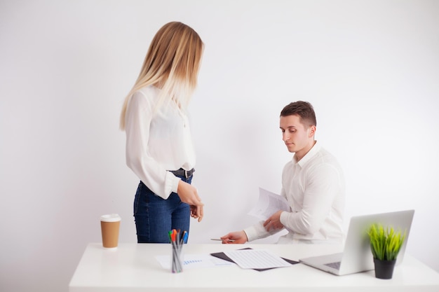 Mulher furiosa briga com o gerente no escritório da empresa.