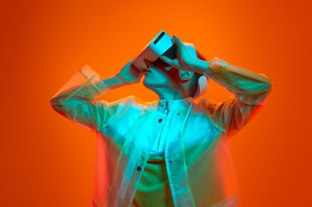 Foto mulher futurista explorando a realidade virtual