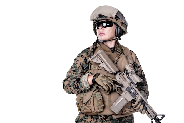 Mulher fuzileiro naval dos Estados Unidos com fuzis uniformizados. Equipamento militar, capacete do exército, botas de combate, luvas táticas. Mulheres poderiam lutar contra o conceito