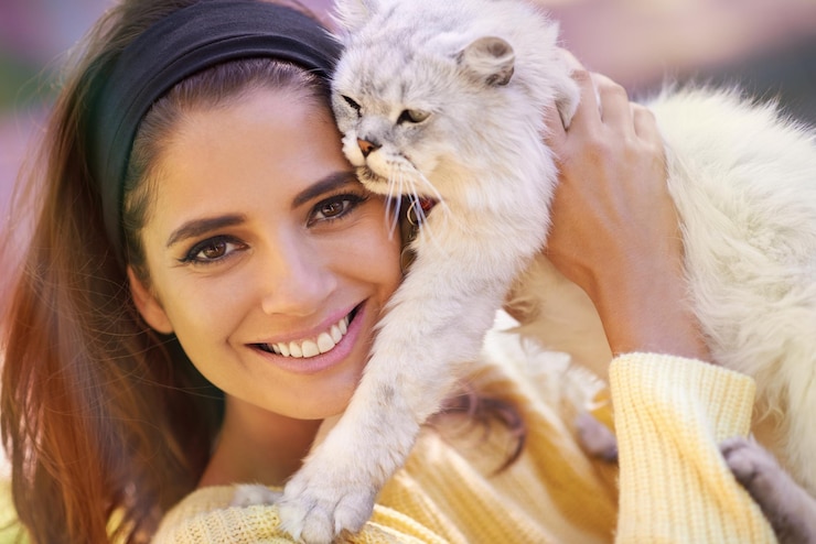 Foto mulher gato e segurando ao ar livre em retrato cuidado de animal de estimação e sorriso para afeto fora pessoa feminina animal e abraço para ligação em férias ou férias feliz e companheiro para apoio ou alegria