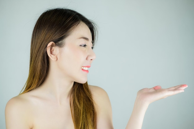 Mulher gesticulando contra fundo branco