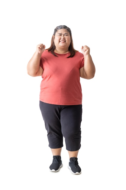 Mulher gorda asiática agitando os punhos comemorando o sucesso isolado em branco no fundo