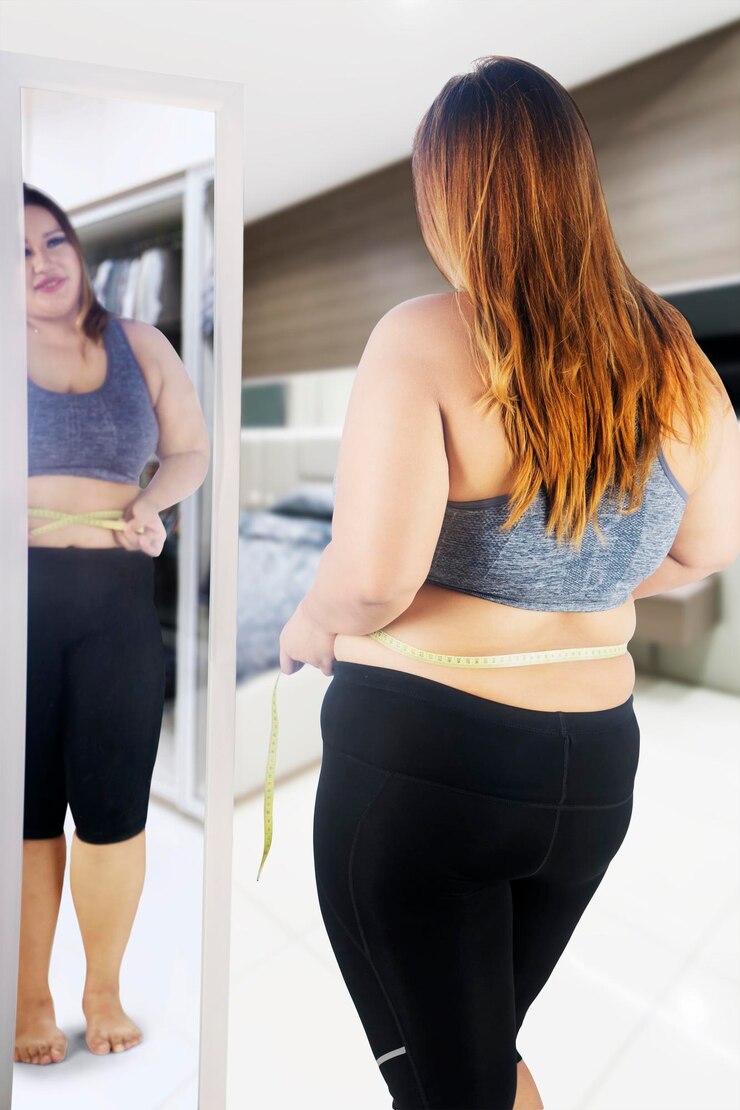 Foto mulher gorda feliz medindo a cintura