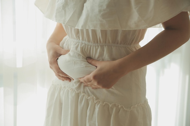 Mulher gorda medindo mulher gorda barriga gorda gordinha esporte recreação saúde perder gordura da barriga não exercício conceito