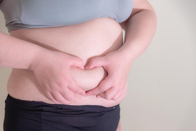 Mulher gorda Moldar o estilo de vida saudável do músculo do estômago e da dieta