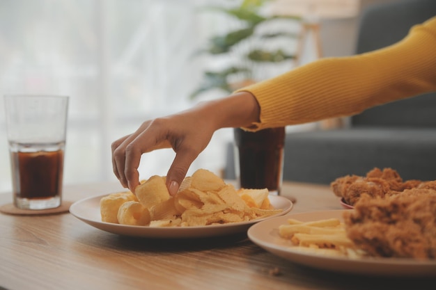 mulher gorda morde pedaço de pizza mulher com excesso de peso está comendo fast food garota asiática está com fome