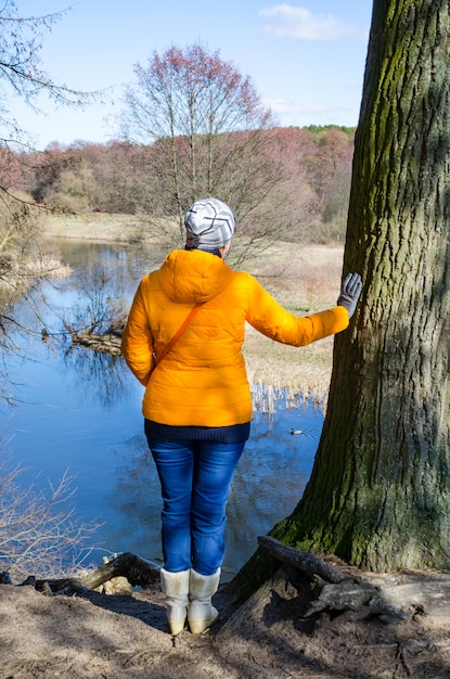 Mulher gosta da natureza em roupas de inverno