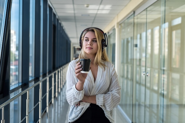 mulher gosta de café e ouve música na hora do almoço