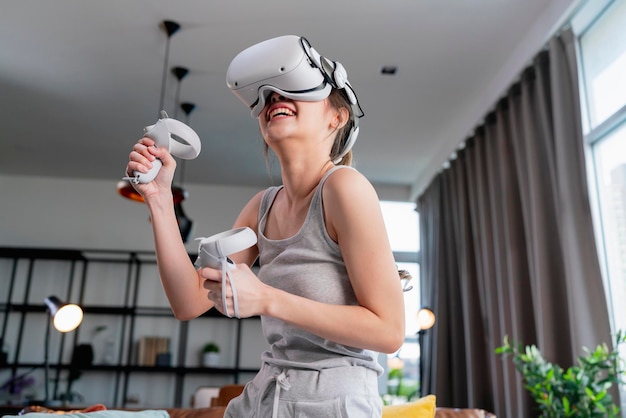 mulher gosta de experiência futurista de jogos virtuais 3d jovem mulher asiática usa tecnologia de fone de ouvido vr assistindo simulação mundo digital gesto de mão controlar-se para vencer os jogos virtuais divertidos on-line