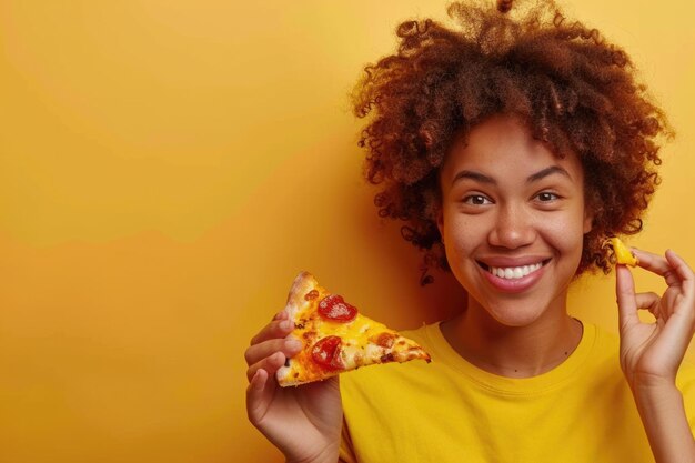 Foto mulher gosta de pizza com amigos na pizzeria e sorri para a câmera