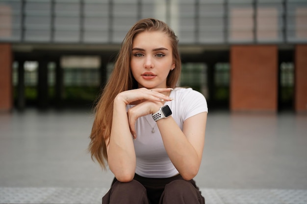 Mulher gosta de posar em lugar branco mínimo. Lugar branco mínimo e fundo e linda loira caucasiana no interior do café mínimo.