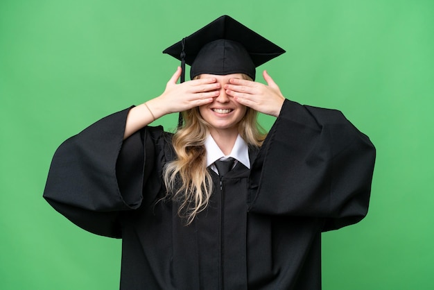 Mulher graduada em inglês da universidade jovem sobre fundo isolado cobrindo os olhos pelas mãos