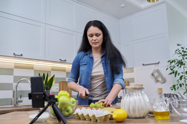 Mulher gravando receita para fazer torta de maçã