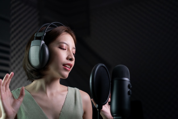 Mulher gravando uma música ou contando uma história no estúdio.