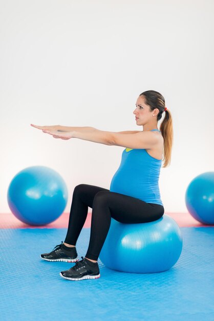 Mulher grávida a fazer exercício