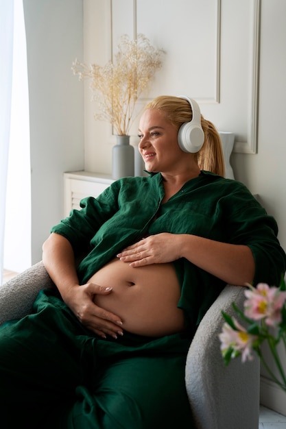 Foto mulher grávida a passar tempo dentro de casa