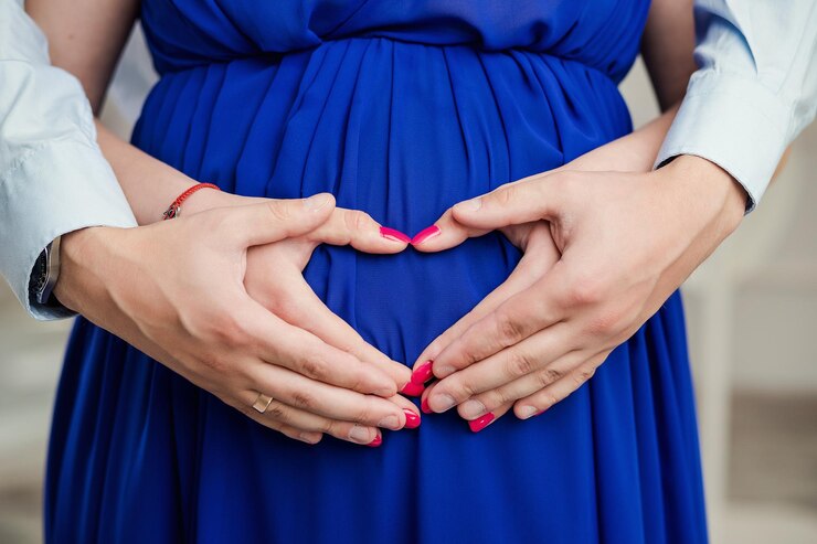 Mulher grávida abraça a barriga