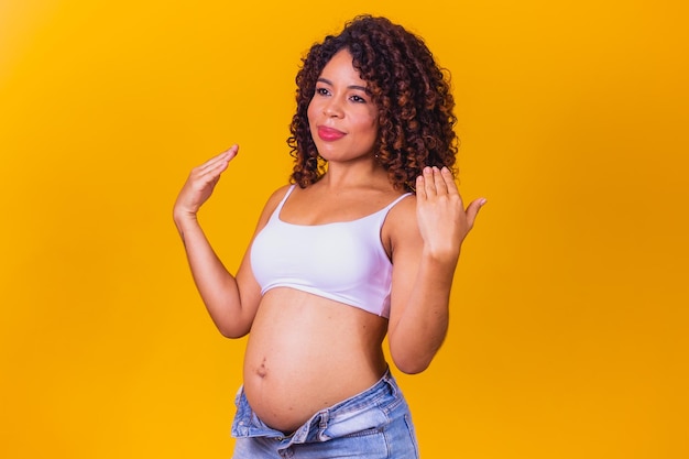 Mulher grávida afro com ondas de calor