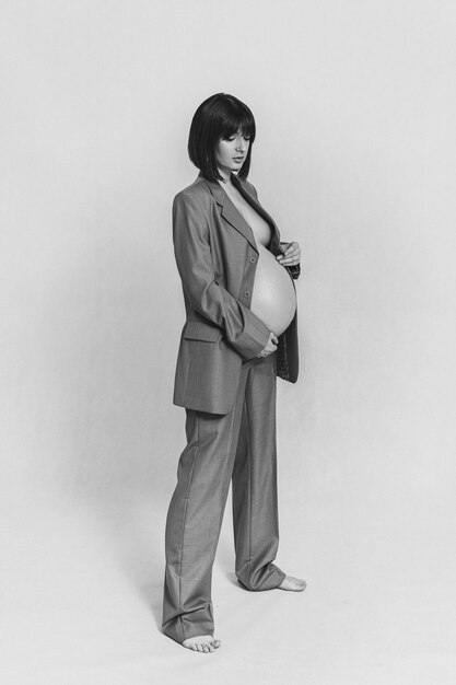 Foto mulher grávida atraente caucasiana tocando sua barriga