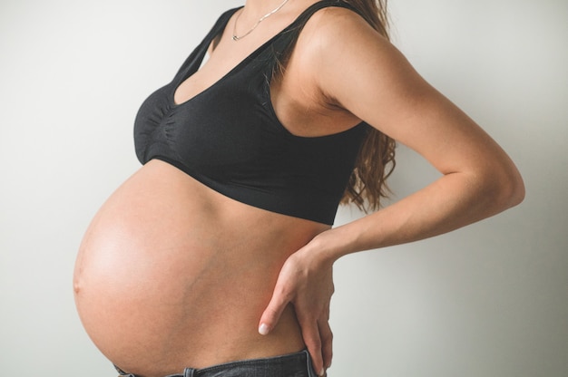 Mulher grávida atraente segurando a barriga