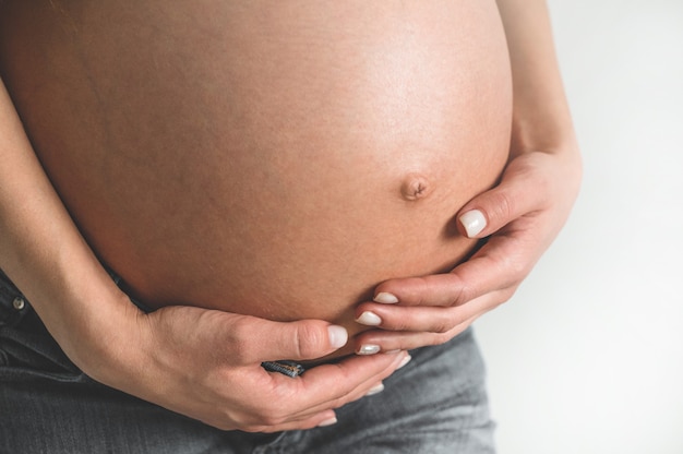 Mulher grávida atraente segurando a barriga