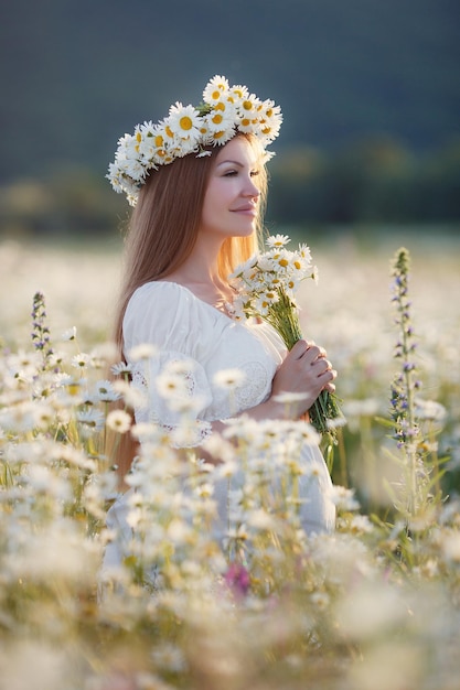 mulher grávida bonita ao ar livre