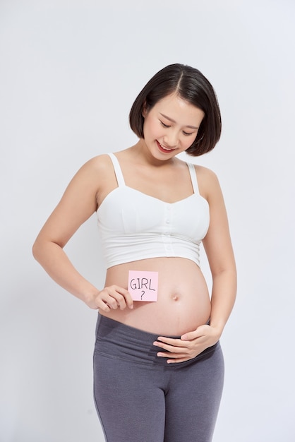 Mulher grávida com adesivos sobre branco