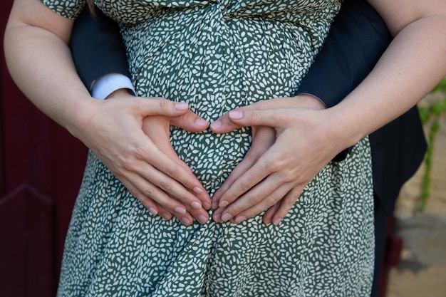 Mulher grávida com as mãos marido tocando o conceito de gravidez de barriga