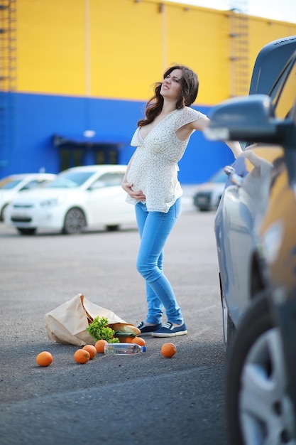 Mulher grávida com compras vem da loja