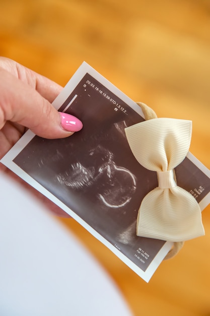 Mulher grávida com imagens de ultra-som de menina